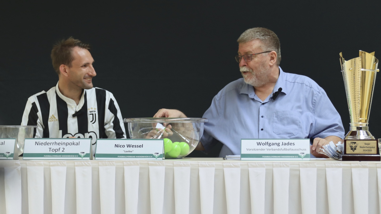 "Losfee" Nico Wessel (links) und Ziehungsleiter Wolfgang Jades.