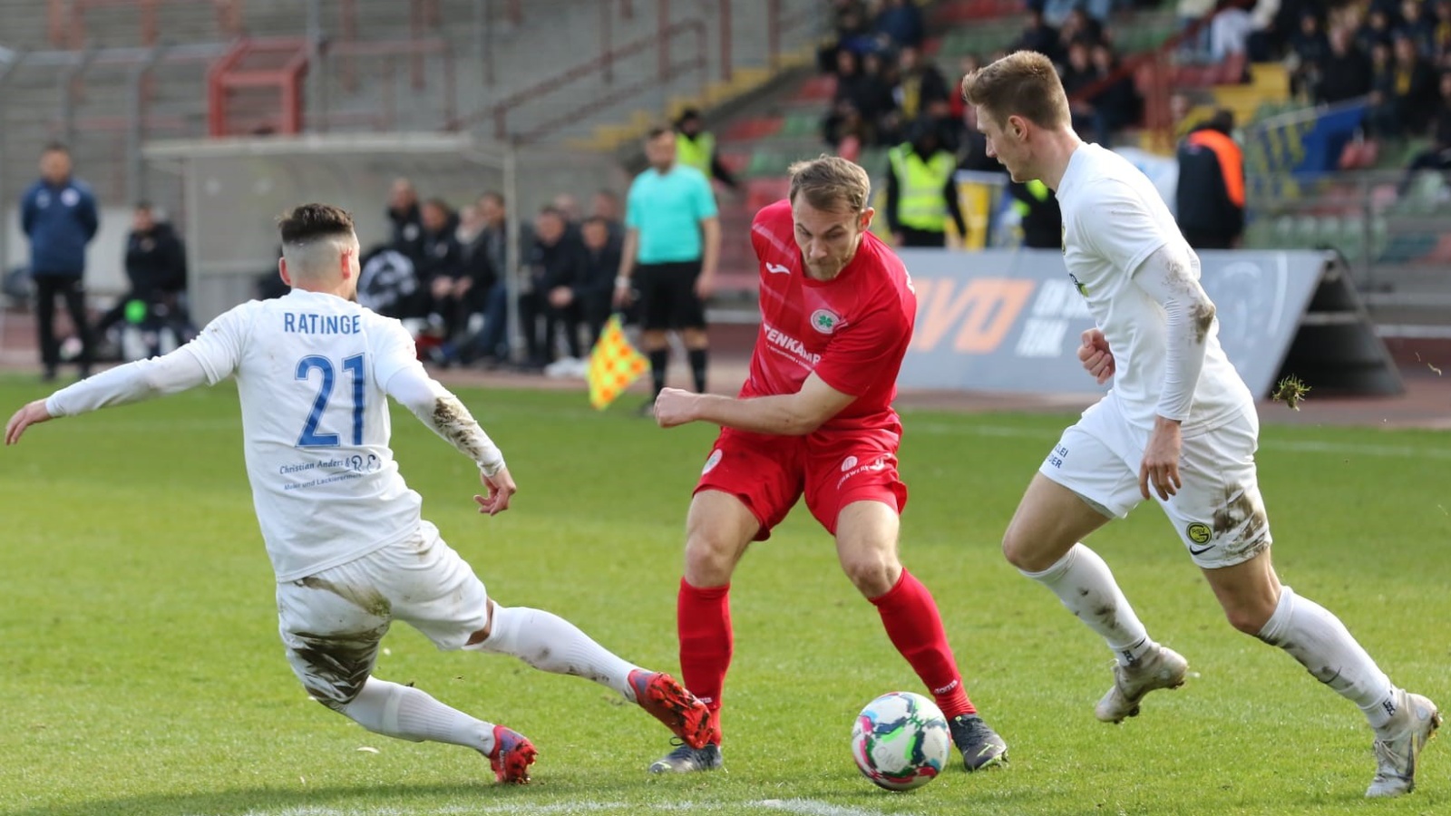 Rot-Weiß Oberhausen (rote Trikots) bezwingt Ratingen 04/19 (weiß) und steht im Endspiel um den Niederrheinpokal.