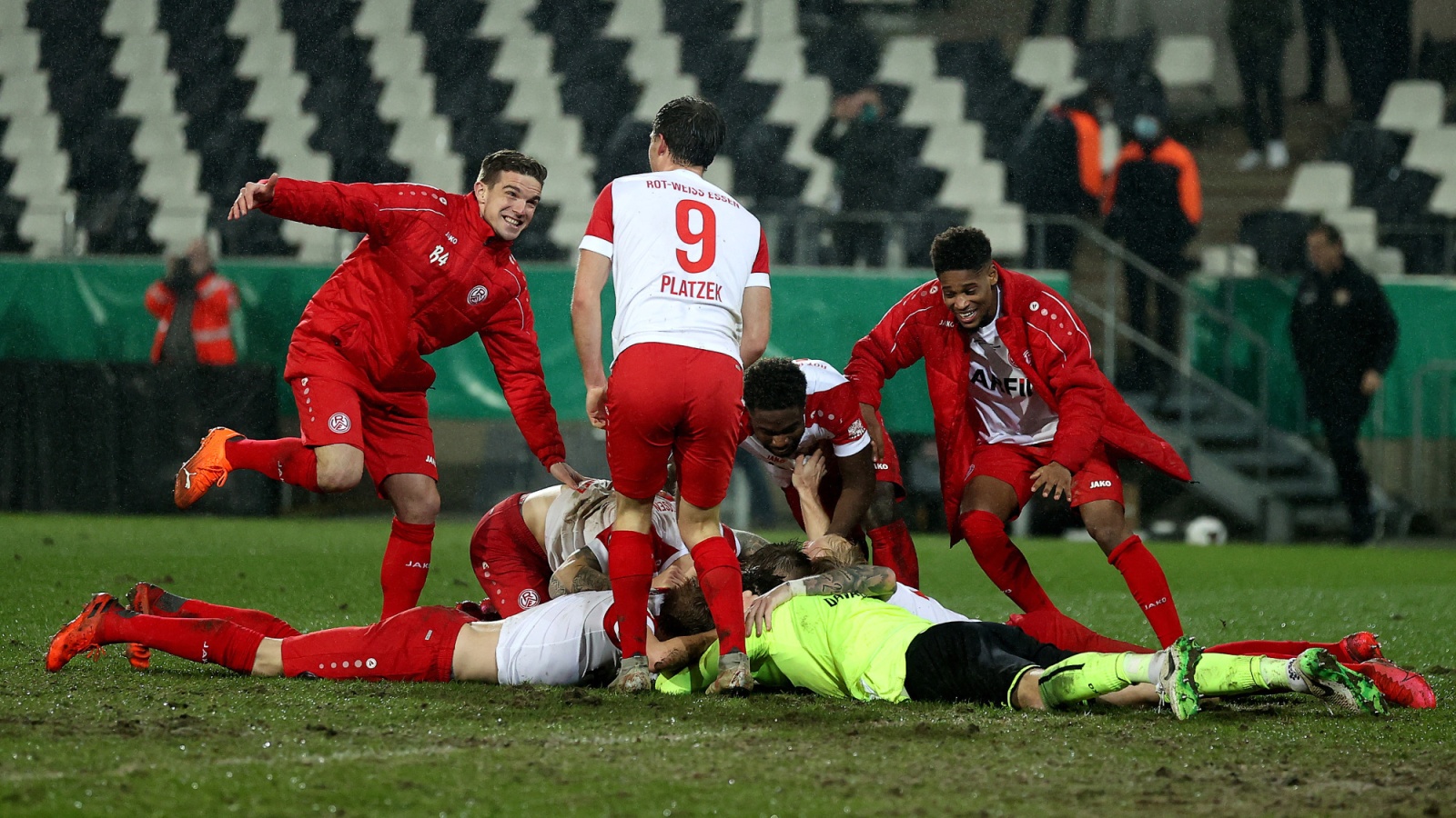Riesenjubel bei Regionalligist Rot-Weiss Essen: Nach großem Kampf gegen Bundesligist Bayer 04 Leverkusen (2:1 nach Verlängerung) hat der Niederrheinpokalsieger sensationell das Viertelfinale des DFB-Pokals erreicht.