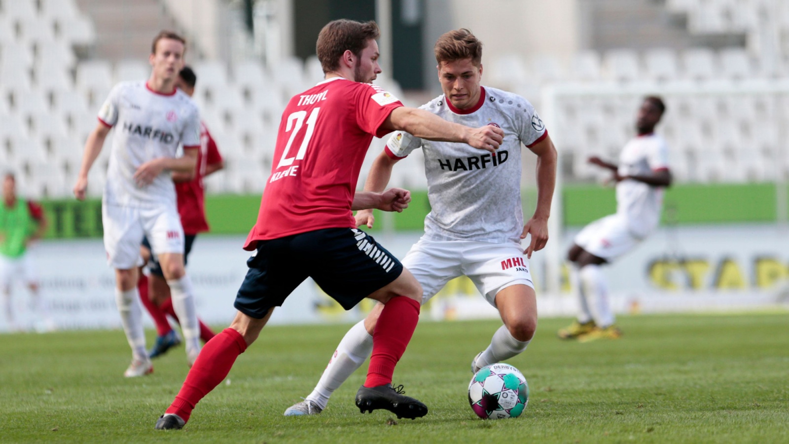 Rekordsieger Rot-Weiss Essen (weiße Trikots) und der 1. FC Kleve (rot) standen sich im vergangenen Niederrheinpokal-Endspiel gegenüber. RWE gewann im heimischen Stadion an der Hafenstraße mit 3:1. Am heutigen Mittwoch geht es für RWE und Kleve um das Weiterkommen in Runde zwei.