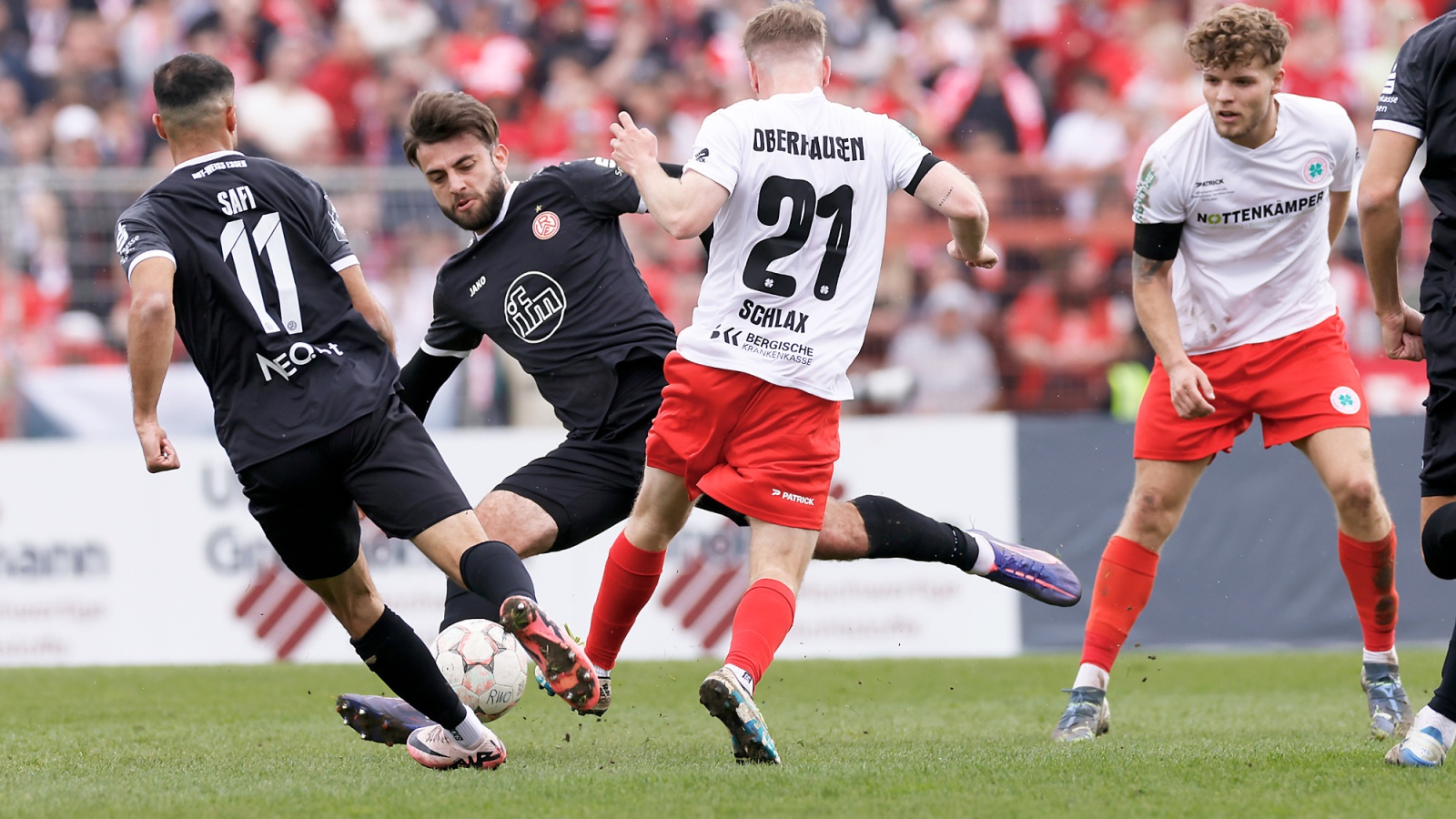 Lieferten sich ein umkämpftes Halbfinale: Rot-Weiß Oberhausen und Rot-Weiss Essen (schwarze Trikots).