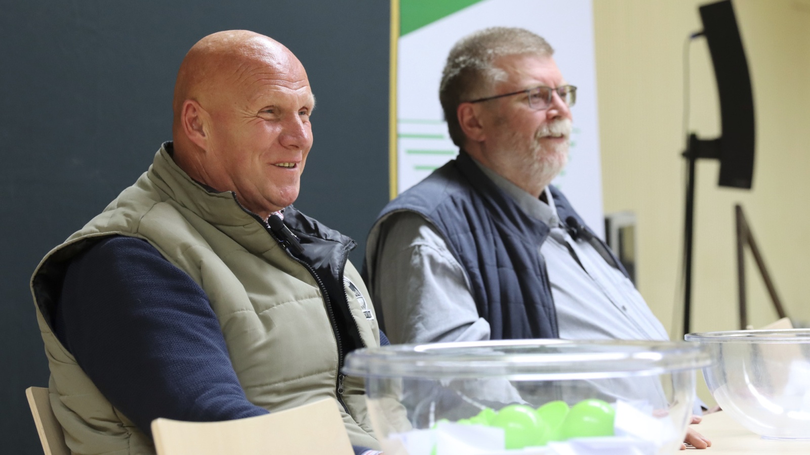 Ex-Profi Dietmar Schacht (links) mit Wolfgang Jades bei der Niederrheinpokal-Auslosung.
