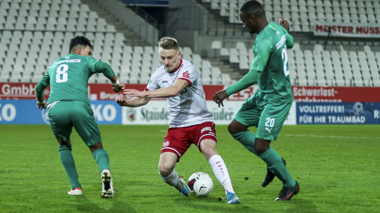 Foto vom bisher letzten Pokal-Duell zwischen RW Essen und Schonnebeck. Damals gewann RWE im Achtelfinale 9:0.