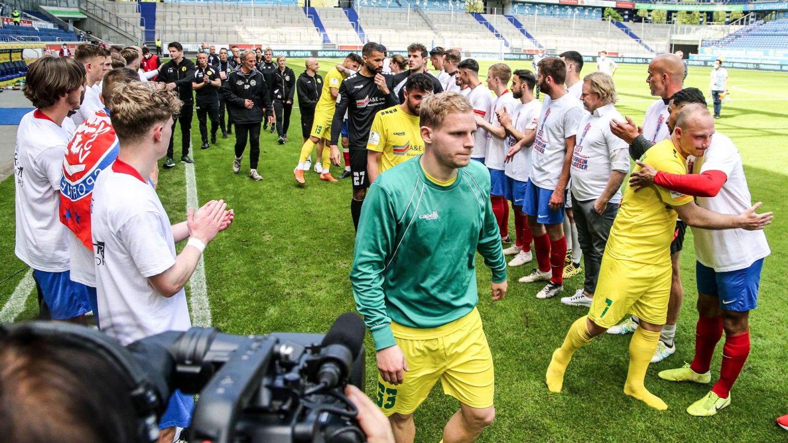Foto aus dem Vorjahr: Die siegreichen Wuppertaler klatschen das Team des SV Straelen ab.