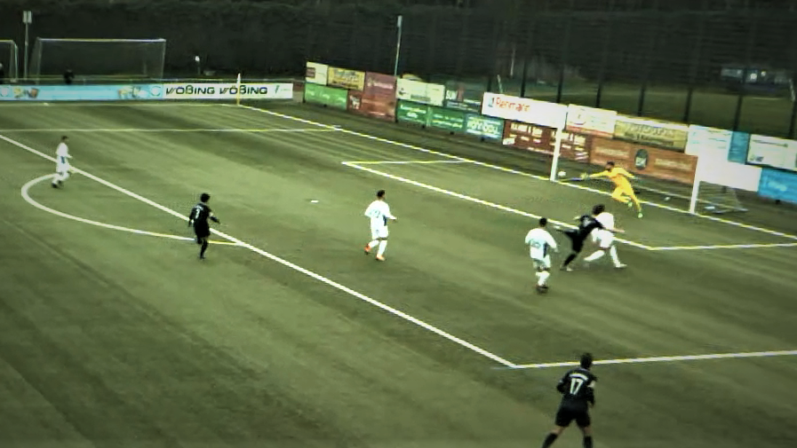 Das war der zweite Streich für Niederwenigern beim FC Kray: Hier erzielt Simon Bukowski (dunkles Trikot, beim Schuss) das 2:0 für die Sportfreunde.
