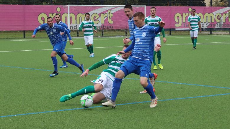 In der Hinrunde der Oberliga setzte sich die SSVg Velbert bei der TVD Velbert (grün-weiße Trikots) 2:1 durch. Jetzt kommt es zum zweiten Duell in dieser Saison im Viertelfinale des RevierSport-Niederrheinpokals.