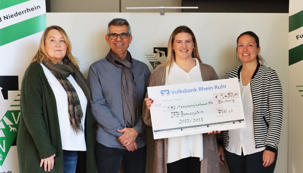 [{"clang_id":1,"value":"Vier Personen präsentieren einen Scheck der Volksbank Rhein-Ruhr in Höhe von 14.450,00 Euro an den 1.FC Mönchengladbach 1979."}]