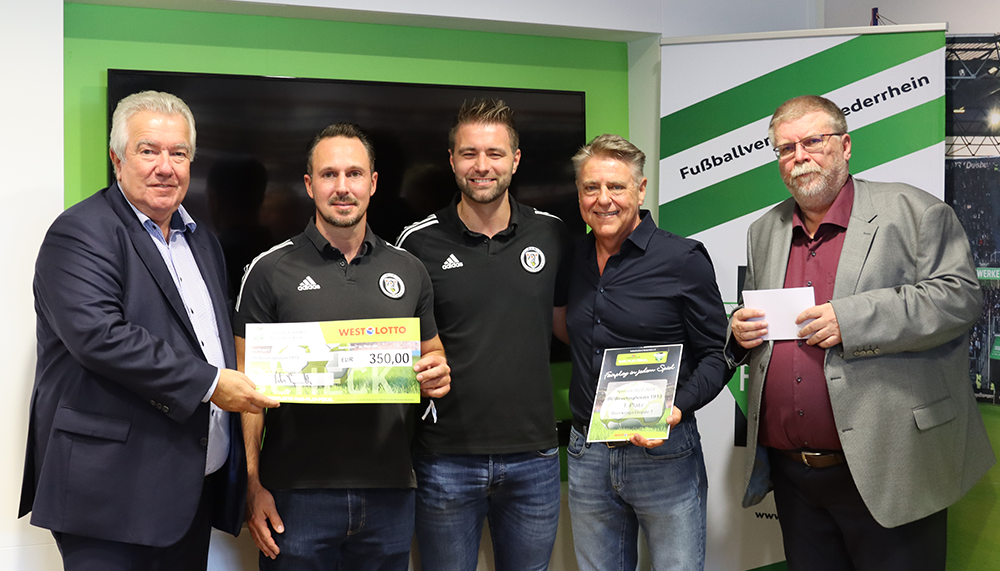 [{"clang_id":1,"value":"Fünf Männer stehen nebeneinander und halten Schecks. Links ein Mann im Anzug, dann zwei Männer in Sportkleidung, rechts zwei weitere Männer im Anzug. Im Hintergrund eine grüne Wand mit Schriftzug."}]