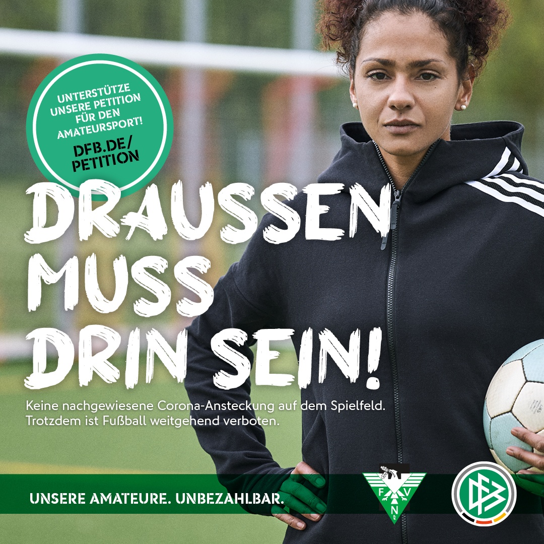[{"clang_id":1,"value":"Fußballerin vor Stadion. Schriftzug \"DRAUSSEN MUSS DRIN SEIN!\". Forderung nach Unterstützung der Petition für den Amateursport (dfb.de/petition). Logos von FVN und Vereinen. Fußball im Vordergrund."}]