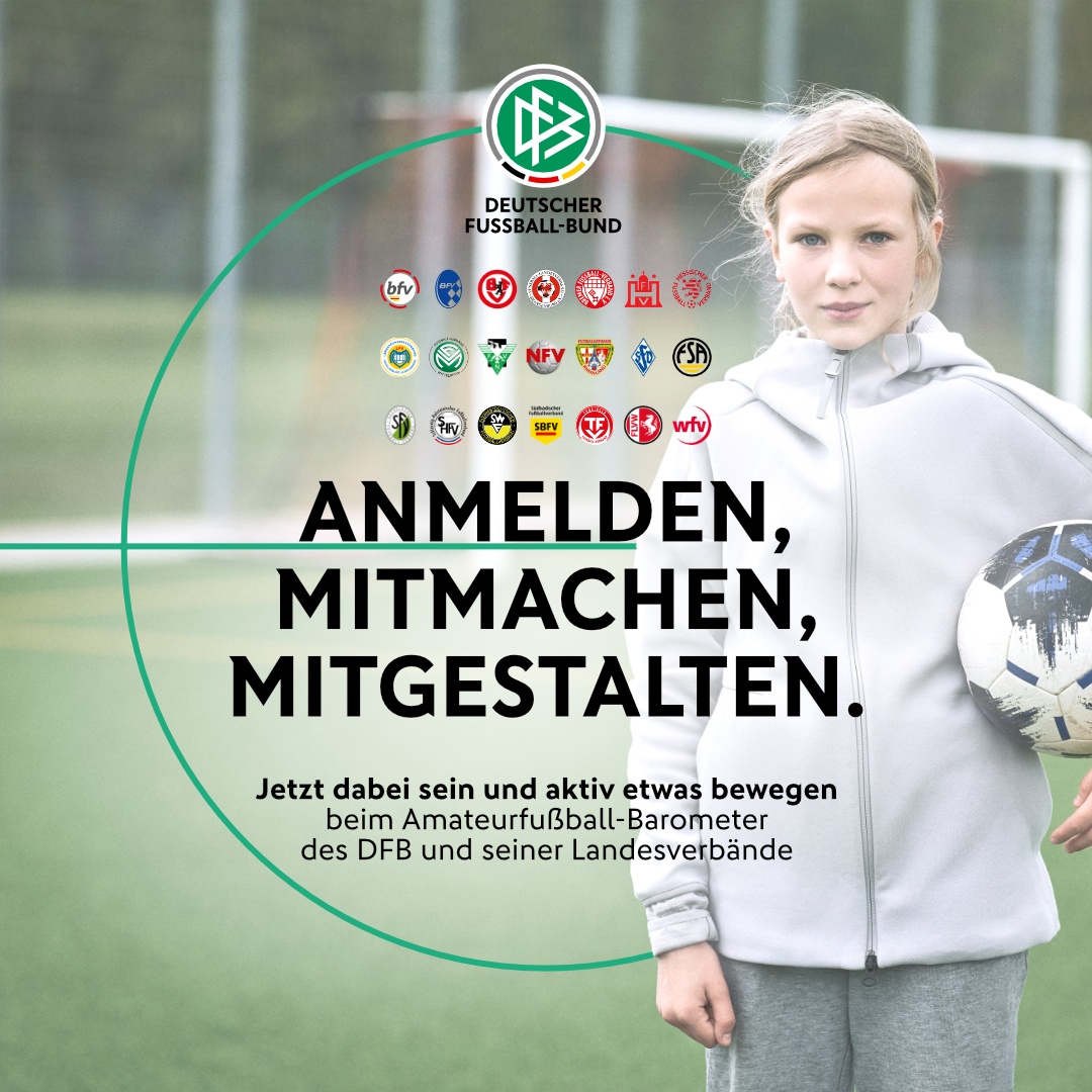 [{"clang_id":1,"value":"Fußballfeld mit jungen Spielerin, rotem Hoodie und Ball. Darauf Logos des Deutschen Fußball-Bundes und seiner Landesverbände. Text: \"Anmelden, Mitmachen, Mitgestalten.\""}]