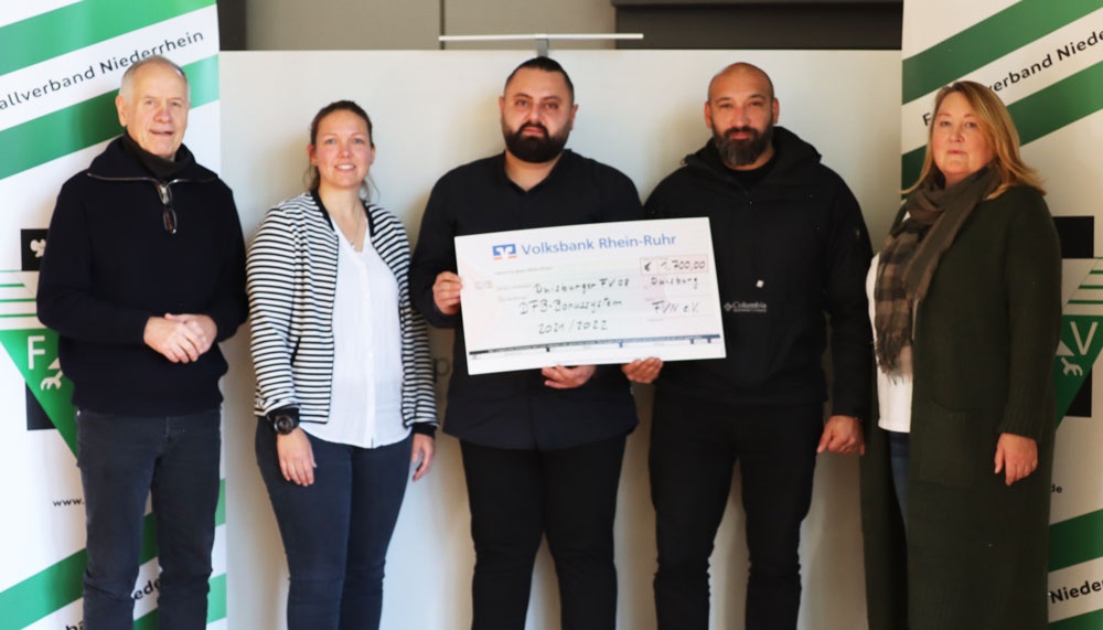 [{"clang_id":1,"value":"Sechs Personen posieren vor einem Hintergrund mit Werbeaufdruck. Mittendrin halten zwei Männer einen großen Scheck der Volksbank Rhein-Ruhr."}]
