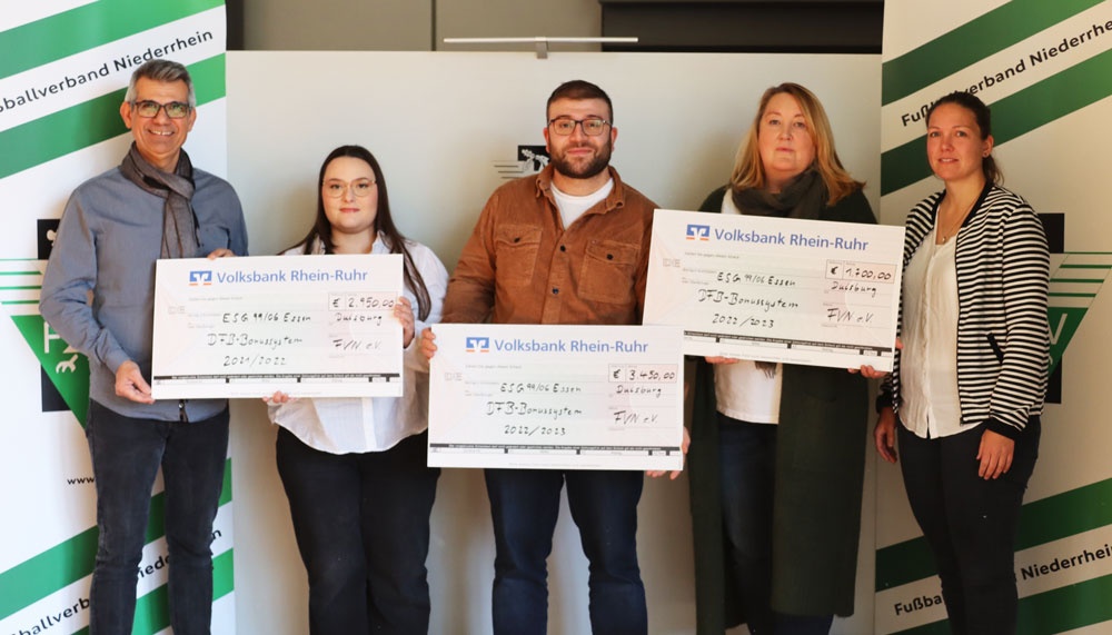 [{"clang_id":1,"value":"Fünf Personen halten Schecks der Volksbank Rhein-Ruhr vor grünem Hintergrund mit Fußballverband-Logo."}]