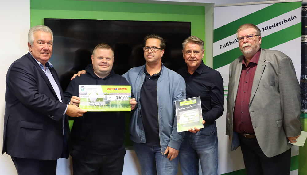 [{"clang_id":1,"value":"Fünf Männer stehen nebeneinander. Zwei halten Schecks, einer eine Urkunde. Hintergrund: grüne Wand mit Fußballschriftzug."}]