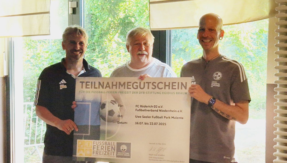 [{"clang_id":1,"value":"Drei Männer stehen vor einem Fenster und halten einen Teilnahmeschein für ein Fußball-Freizeit-Event. Der Schein zeigt Informationen zu Datum, Ort und Veranstalter."}]
