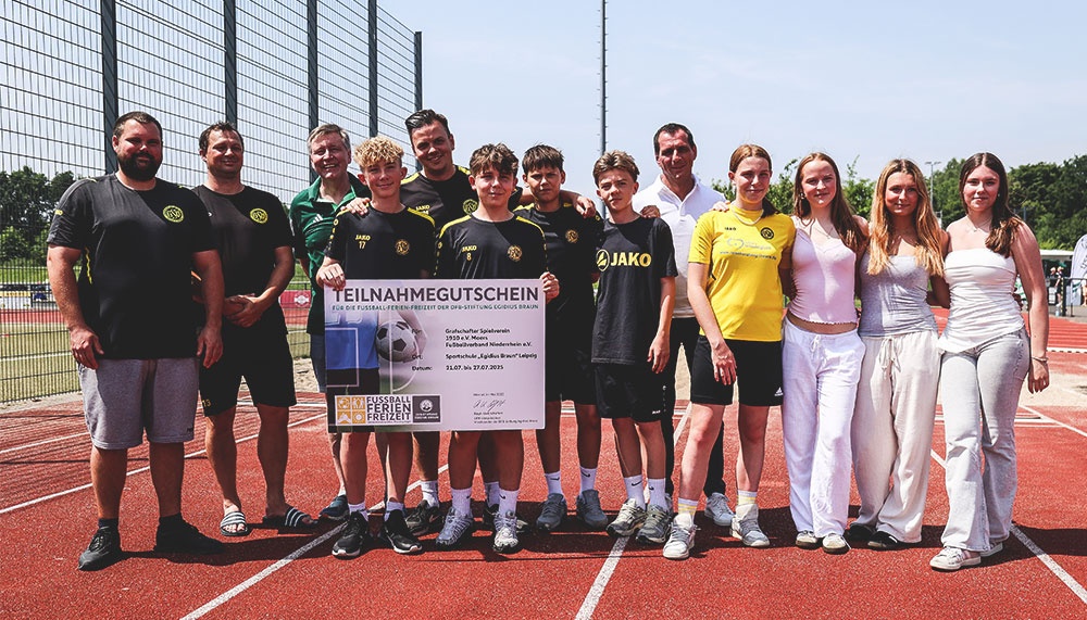 [{"clang_id":1,"value":"Gruppe von zehn Personen steht auf einer Laufbahn vor einem Zaun. Einige tragen Sportkleidung, ein Mann hält einen Gutschein."}]