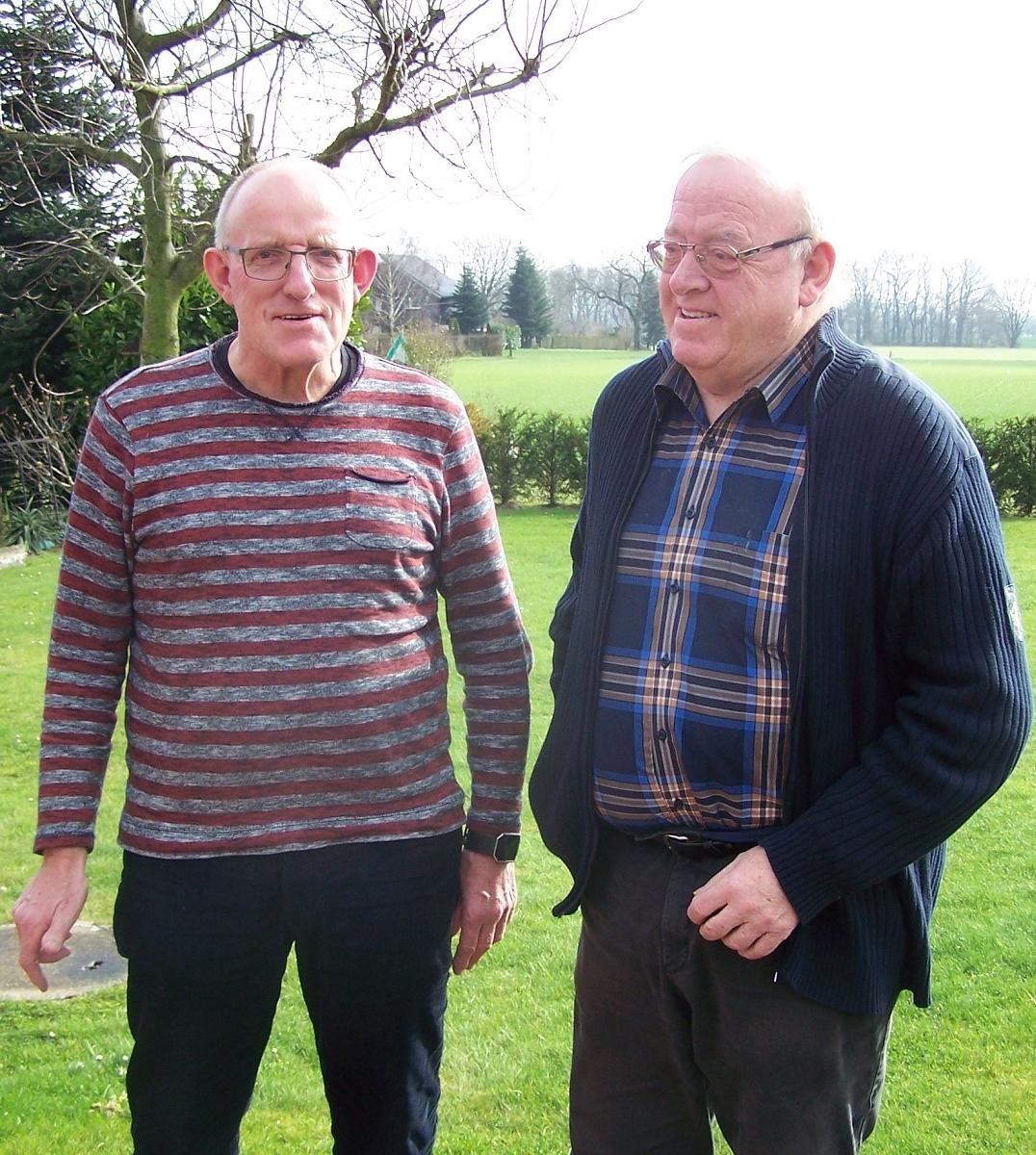 Die Kremers-Brüder Heinz (links) und Jakob aus Xanten-Birten halten dem Fußball seit Jahrzehnten die Treue.