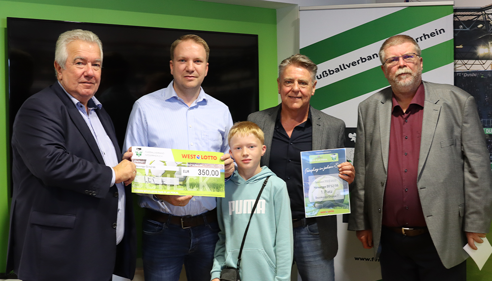 [{"clang_id":1,"value":"Fünf Männer und ein Junge stehen lächelnd für ein Foto. Zwei Männer halten Geldscheine und Urkunden in den Händen. Im Hintergrund ein Banner mit Schriftzügen."}]
