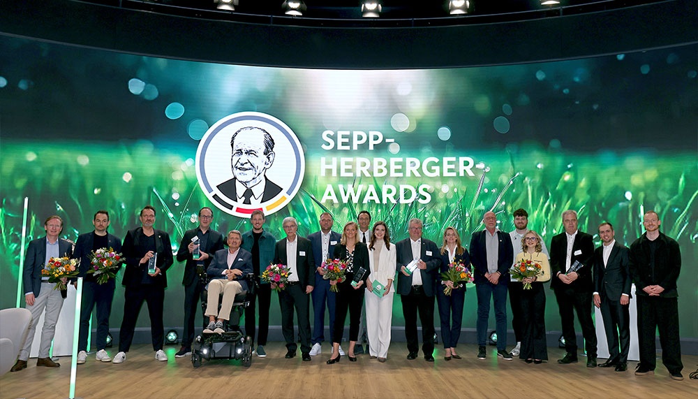 [{"clang_id":1,"value":"Gruppe von Menschen auf einer Bühne vor einem Hintergrund mit dem Aufdruck \"Sepp-Herberger-Awards\". Einige halten Auszeichnungen und Blumensträuße."}]