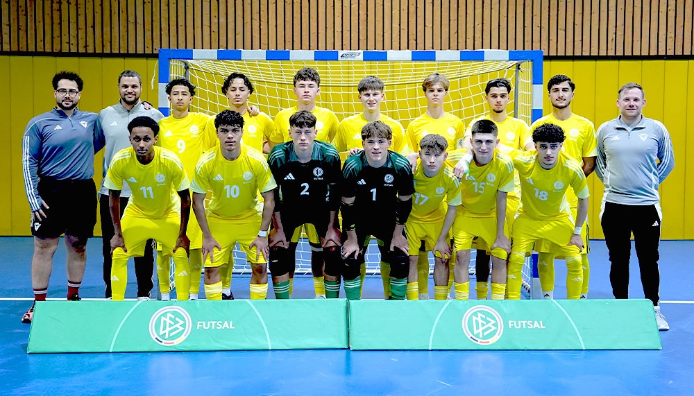 Die FVN-U 19-Futsal-Auswahl mit den Trainern Benjamin Sahel (hinten, 2.v.l.) und Michael Wehling (rechts) beim DFB-Stützpunktturnier im Januar 2026.