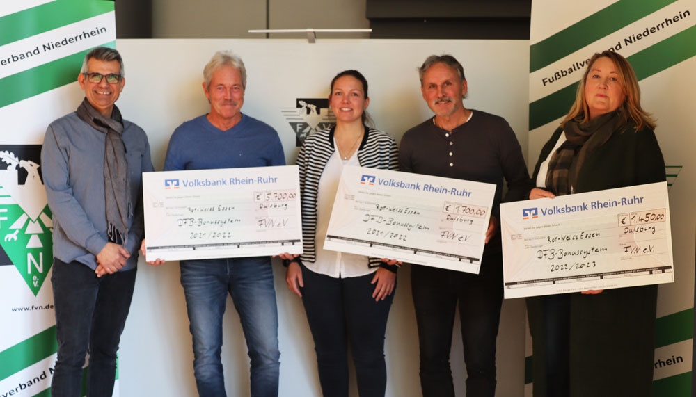 [{"clang_id":1,"value":"Sechs Personen halten Schecks der Volksbank Rhein-Ruhr vor einem Banner des Fußballverbands Niederrhein."}]