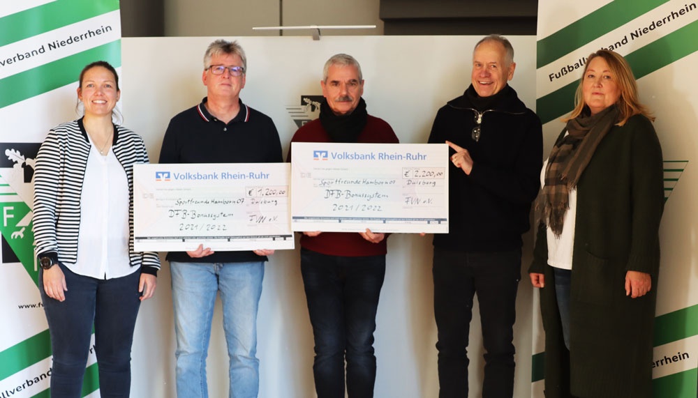 [{"clang_id":1,"value":"Sechs Personen stehen vor einem Banner mit dem Schriftzug \"Fußballverband Niederrhein\". Drei halten Schecks der Volksbank Rhein-Ruhr."}]