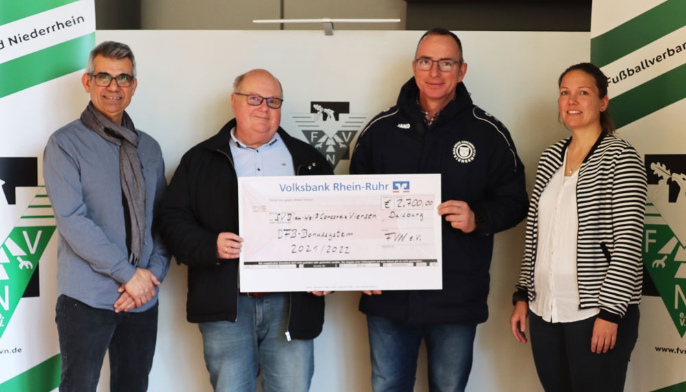 [{"clang_id":1,"value":"Vier Personen vor grünem Hintergrund mit Logo und Spenden-Scheck der Volksbank Rhein-Ruhr über 2.700 Euro für FVV 2021/2022."}]