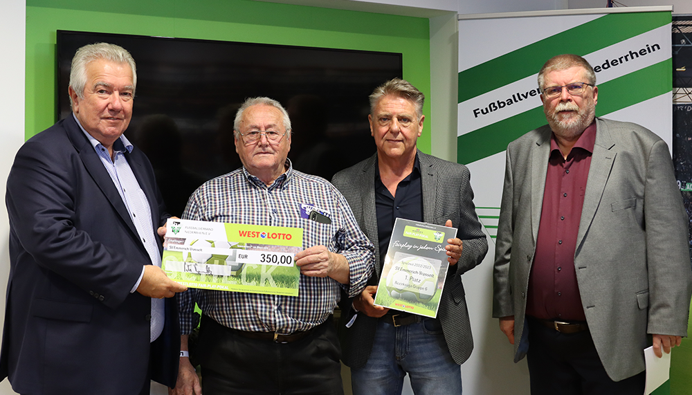 [{"clang_id":1,"value":"Vier Männer stehen nebeneinander und halten Schecks. Zwei der Schecks zeigen den Betrag 350 Euro. Im Hintergrund ein Banner mit der Aufschrift \"Fußballverein\"."}]