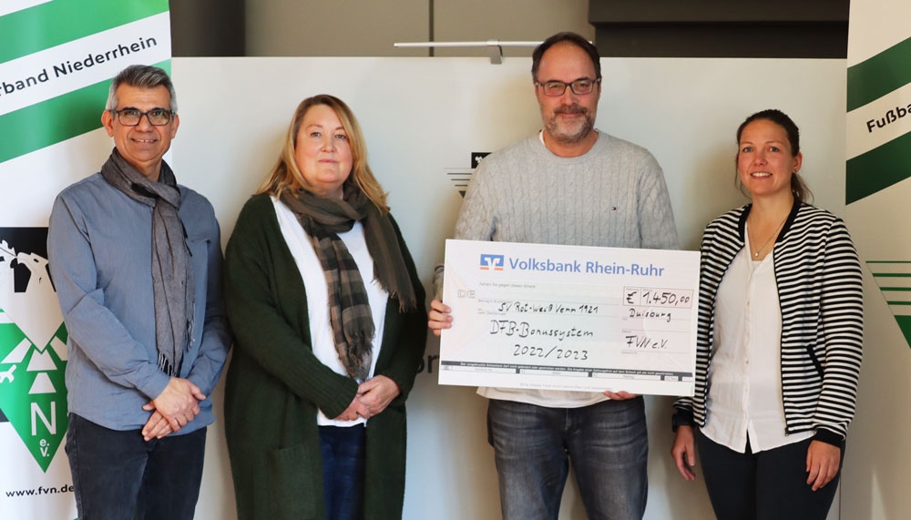 [{"clang_id":1,"value":"Vier Personen vor dunklem Hintergrund. Mittig halten sie einen Scheck der Volksbank Rhein-Ruhr über 1.450 Euro für den Fußballverband Niederrhein."}]