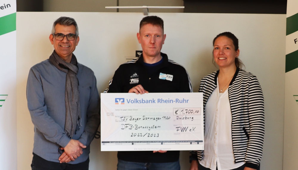 [{"clang_id":1,"value":"Drei Personen posieren mit einem Scheck. Links ein Mann mit Brille und kariertem Hemd, in der Mitte ein Mann im Sportdress, rechts eine Frau mit gestreiftem Shirt. Der Scheck stammt von der Volksbank Rhein-Ruhr und ist an TSV Bayer Dormagen 1920 ausgestellt."}]