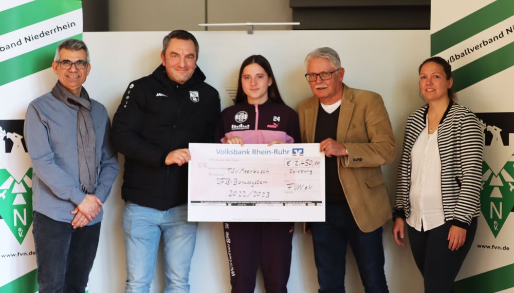 [{"clang_id":1,"value":"Sechs Personen stehen lächelnd vor schwarzem Hintergrund. Eine Person hält einen Scheck der Volksbank Rhein-Ruhr. Banner mit Fußballvereinslogo sind links und rechts sichtbar."}]