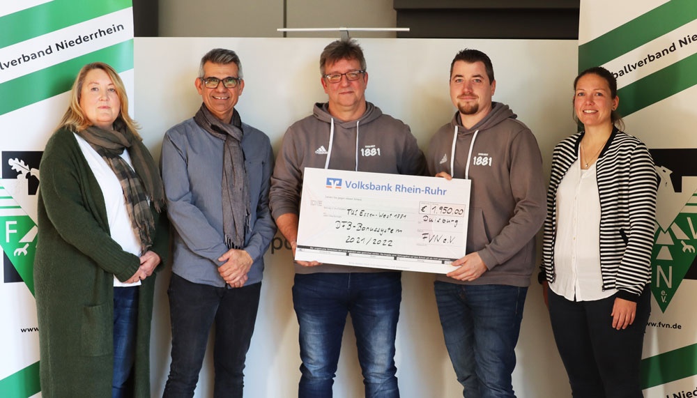 [{"clang_id":1,"value":"Fünf Personen präsentieren einen symbolischen Scheck der Volksbank Rhein-Ruhr. Im Hintergrund Banner mit Vereinslogo und Schriftzug."}]