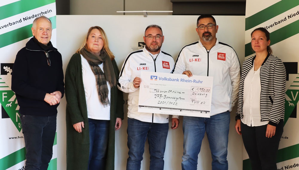 [{"clang_id":1,"value":"Sechs Personen stehen vor einem Banner mit Vereinslogo. In der Mitte halten zwei Männer einen übergroßen Scheck der Volksbank Rhein-Ruhr."}]