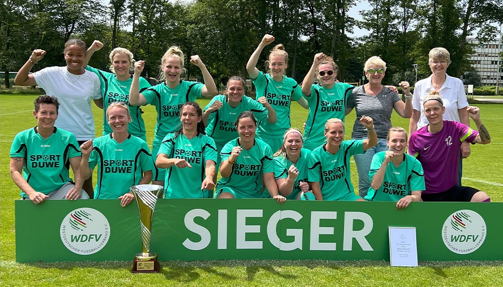 [{"clang_id":1,"value":"Fußballmannschaft mit Siegerbanner. Spielerinnen und Betreuerinnen in grünen Trikots feiern mit Pokal und Banner mit der Aufschrift \"SIEGER\"."}]