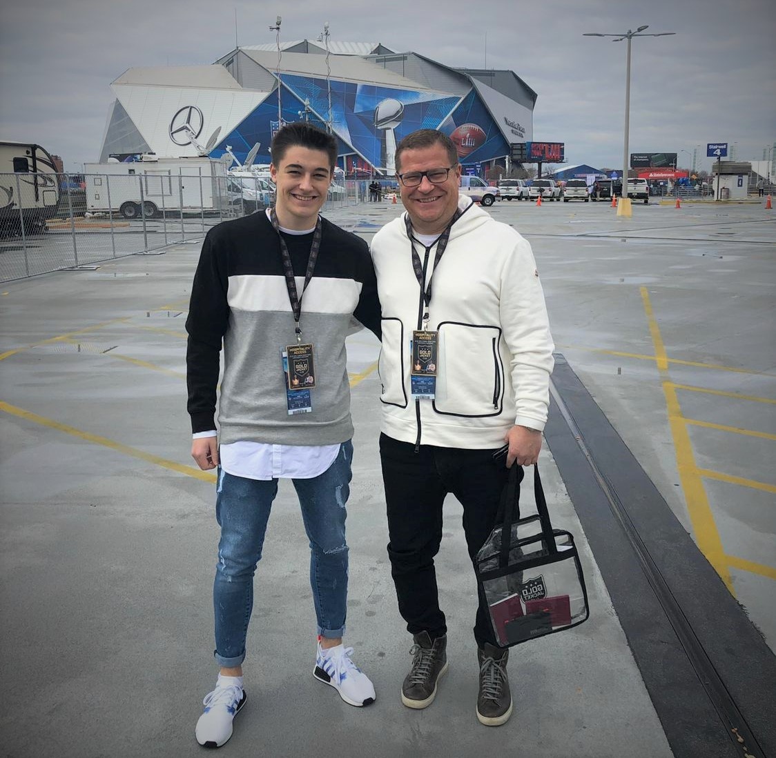 Landesligaspieler Max Eberl junior (links) mit Bundesliga-Manager und Vater Max Eberl.