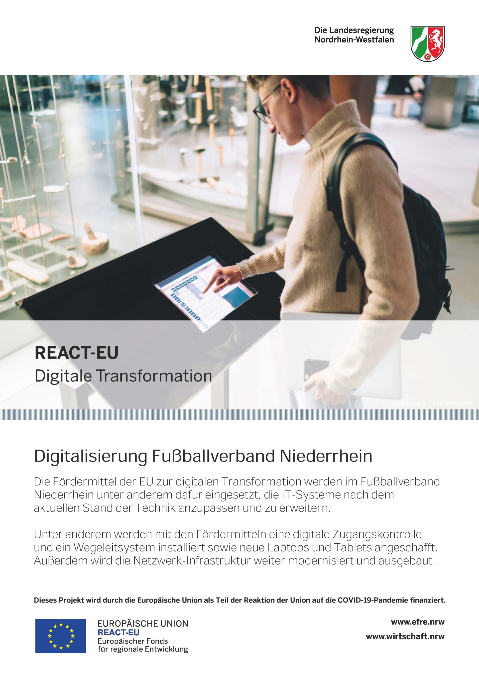 [{"clang_id":1,"value":"Mann tippt auf Laptop, dahinter verschwommene Büroszene. Logo \"REACT-EU Digitale Transformation\" und Text zur Digitalisierung des Fußballverbands Niederrhein. EU- und Landesförderlogo."}]