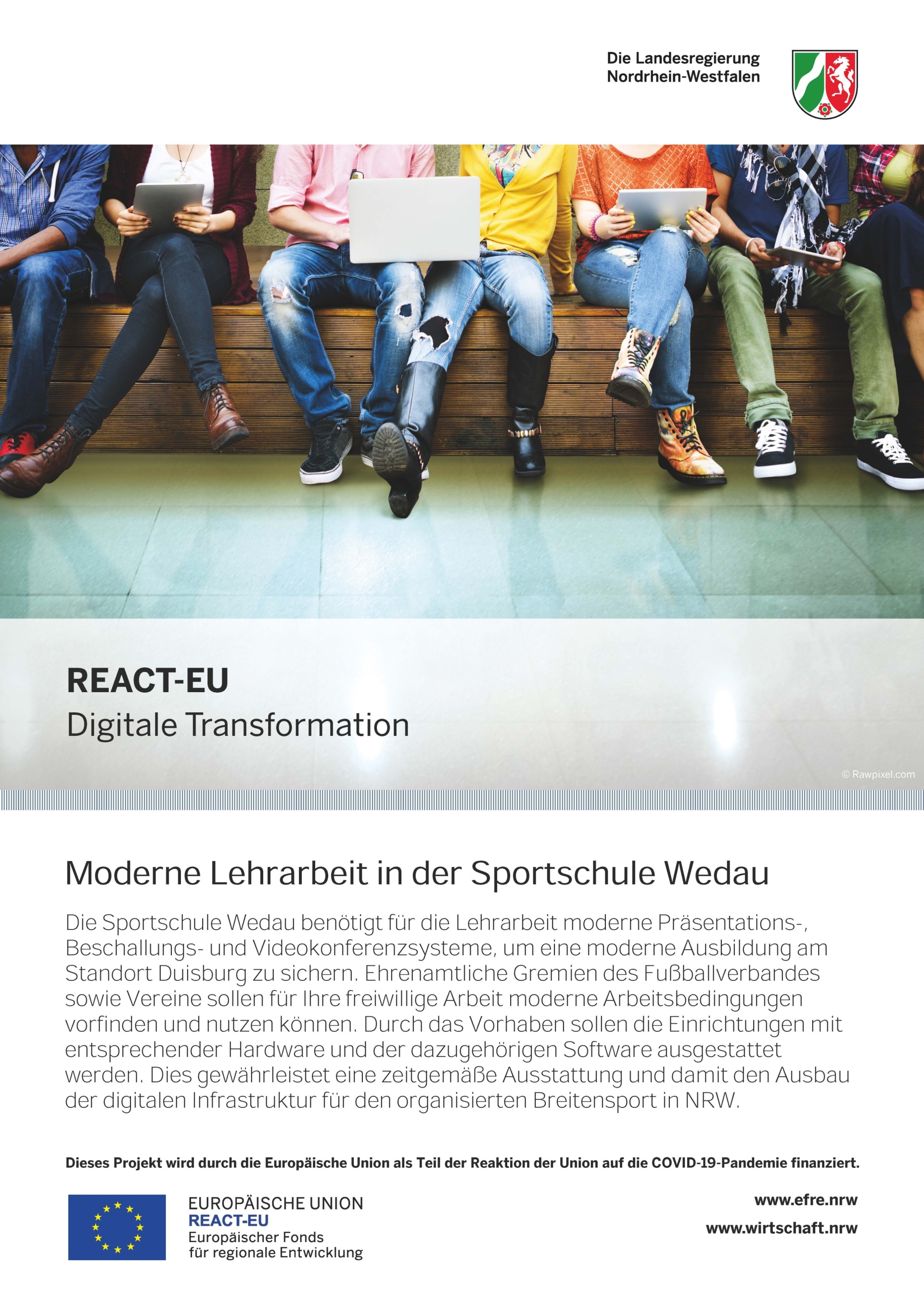 [{"clang_id":1,"value":"Gruppe junger Menschen steht vor roter Wand. Darunter Logo \"REACT-EU\" und Text zur digitalen Transformation der Sportschule Wedau, finanziert durch die EU."}]
