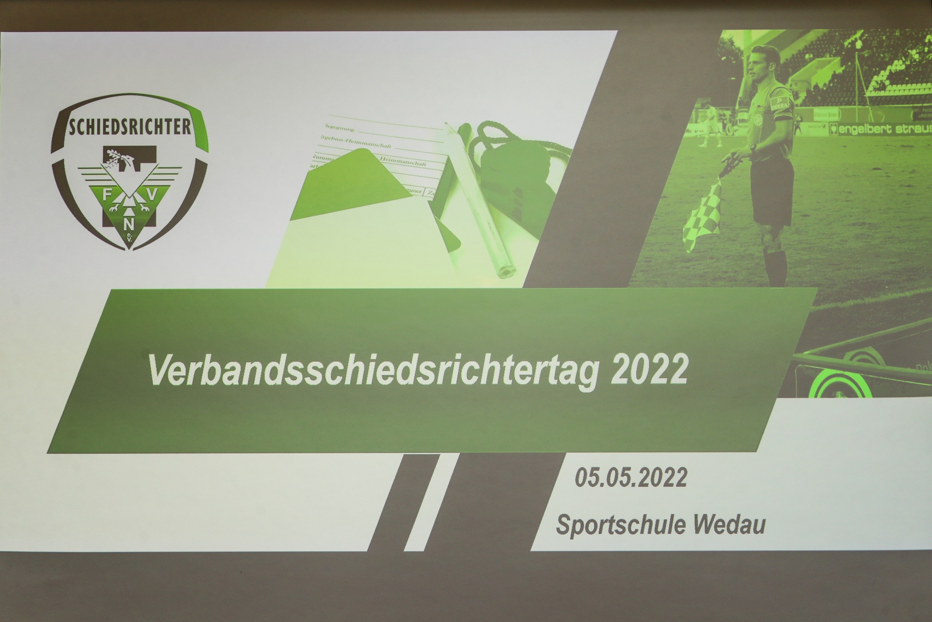 [{"clang_id":1,"value":"Präsentation: \"Verbandsschiedrichtertag 2022\" am 05.05.2022 in Sportschule Wedau. Logo mit Schrift \"SCHIEDSRICHTER\" und Fußballmotiven."}]