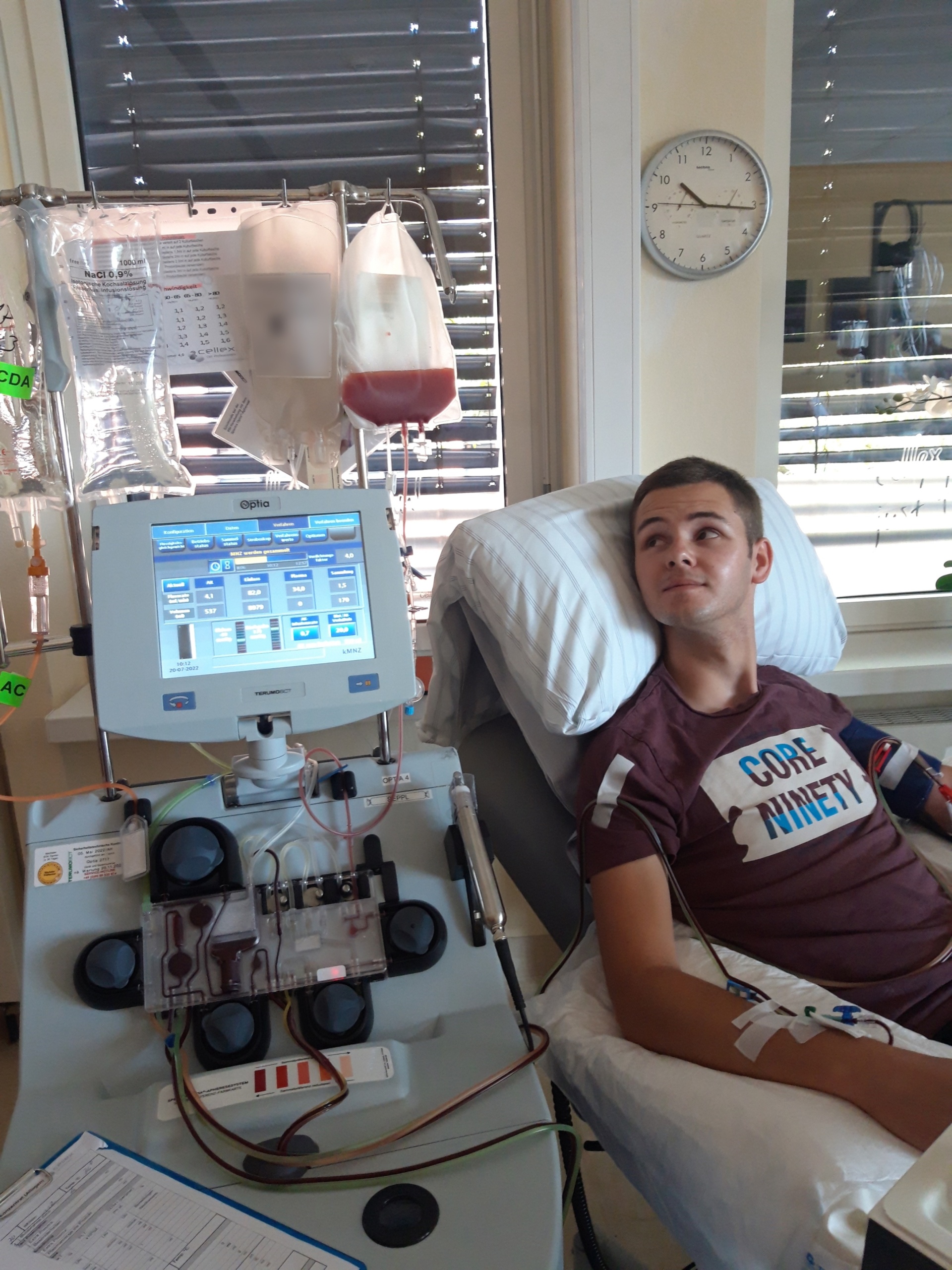 [{"clang_id":1,"value":"Mann liegt im Krankenhausbett während einer Dialyse. Medizinische Geräte und Infusionsbeutel sind sichtbar. Im Hintergrund ein Fenster mit Jalousien und eine Uhr."}]