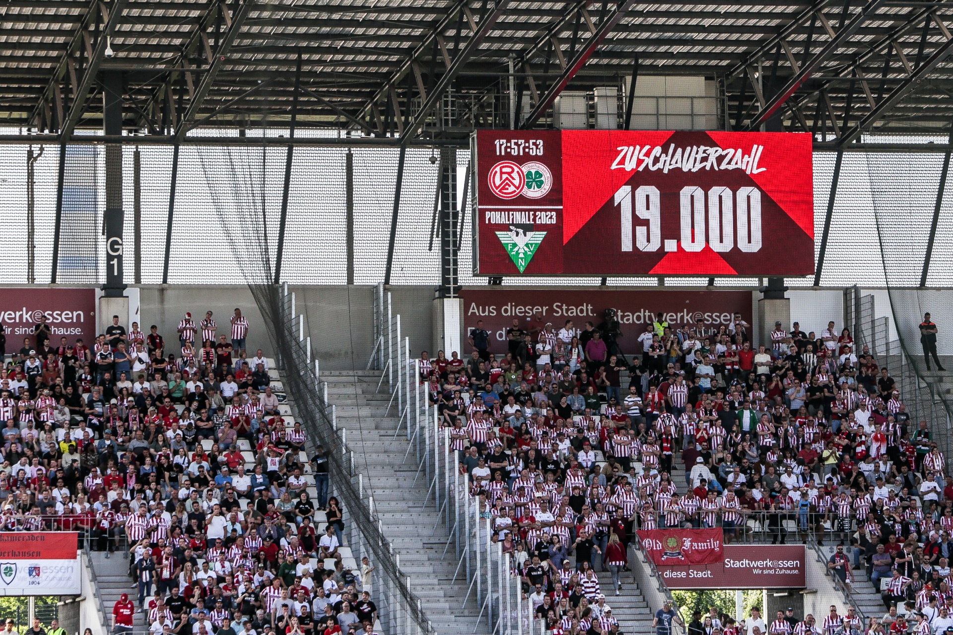[{"clang_id":1,"value":"Fußballstadion gefüllt mit Zuschauern in rot-weißen Kleidern. Ein digitales Display zeigt \"19.000 ZUSCHAUERZAHL\" und \"Pokalfinale 2023\"."}]