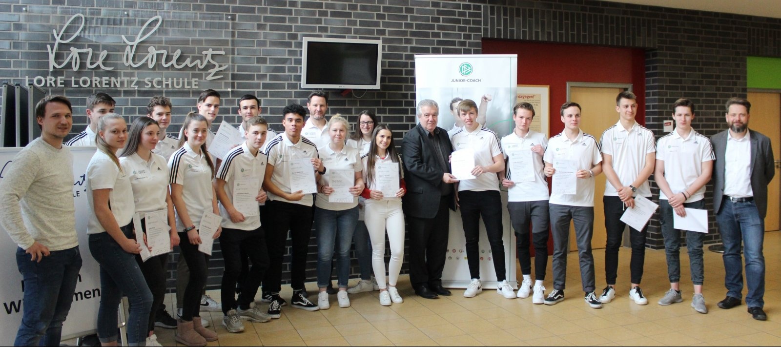 Auszeichnung von frisch gebackenen DFB-JUNIOR-COACHES in der Lore Lorentz Schule in Düsseldorf mit FVN-Präsident Peter Frymuth (7. von rechts). (Foto: FVN)