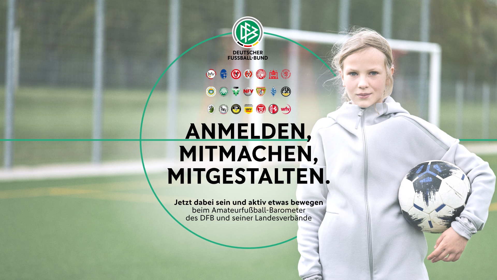 [{"clang_id":1,"value":"Fußballfeld mit Mädchen in Trainingsanzug, das einen Fußball hält. Im Hintergrund Logo des Deutschen Fußball-Bundes und der Landesverbände. Werbeslogan für die Teilnahme am Amateurfußball-Barometer."}]