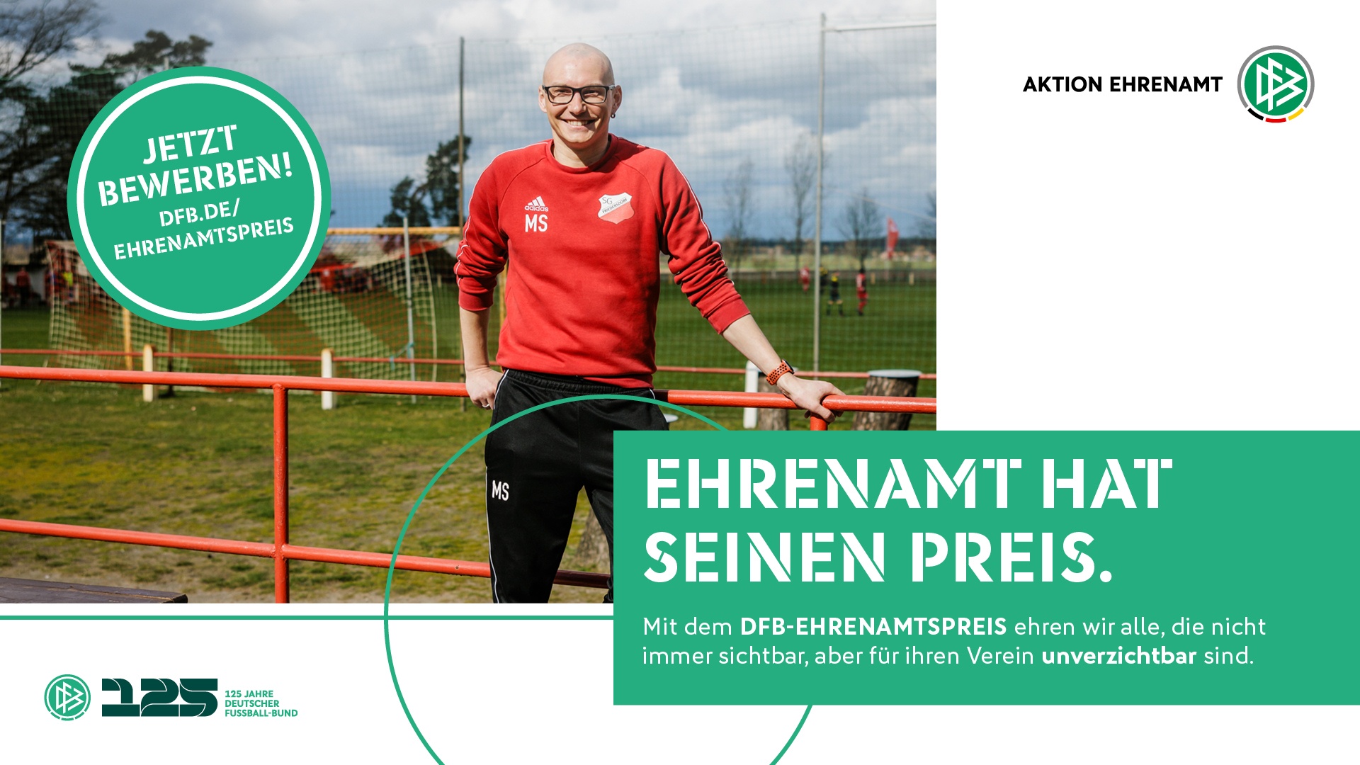 [{"clang_id":1,"value":"Mann in Sportkleidung steht lächelnd auf Fußballfeld. Im Hintergrund Werbebanner für DFB-Ehrenamtspreis und Logo des Deutschen Fußball Bundes."}]