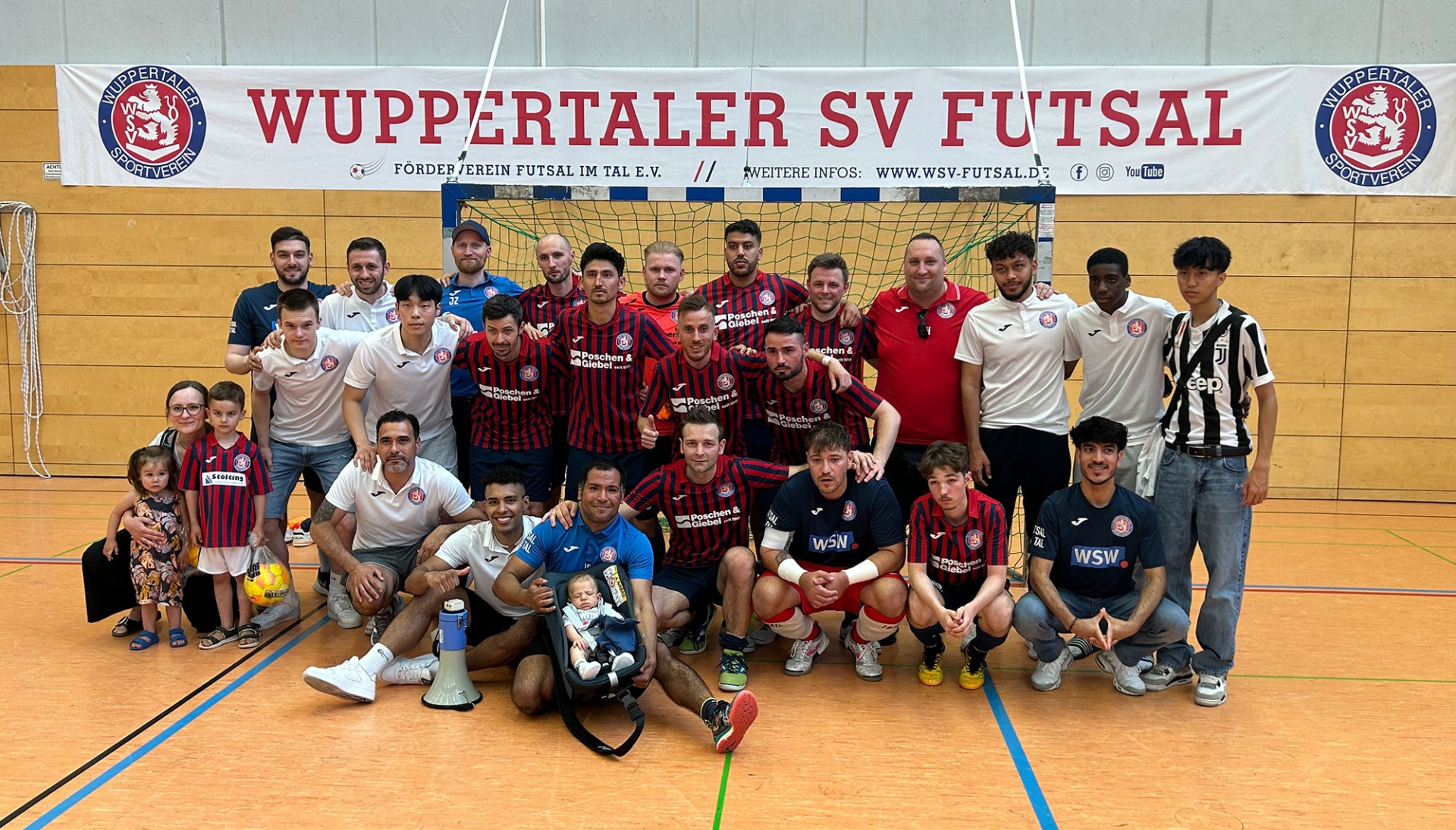 [{"clang_id":1,"value":"Mannschaftsfoto eines Futsal-Teams \"Wuppertaler SV Futsal\". Spieler in Trainingsanzügen und Trikots posieren in einer Sporthalle. Kinder und Betreuer sind ebenfalls zu sehen."}]