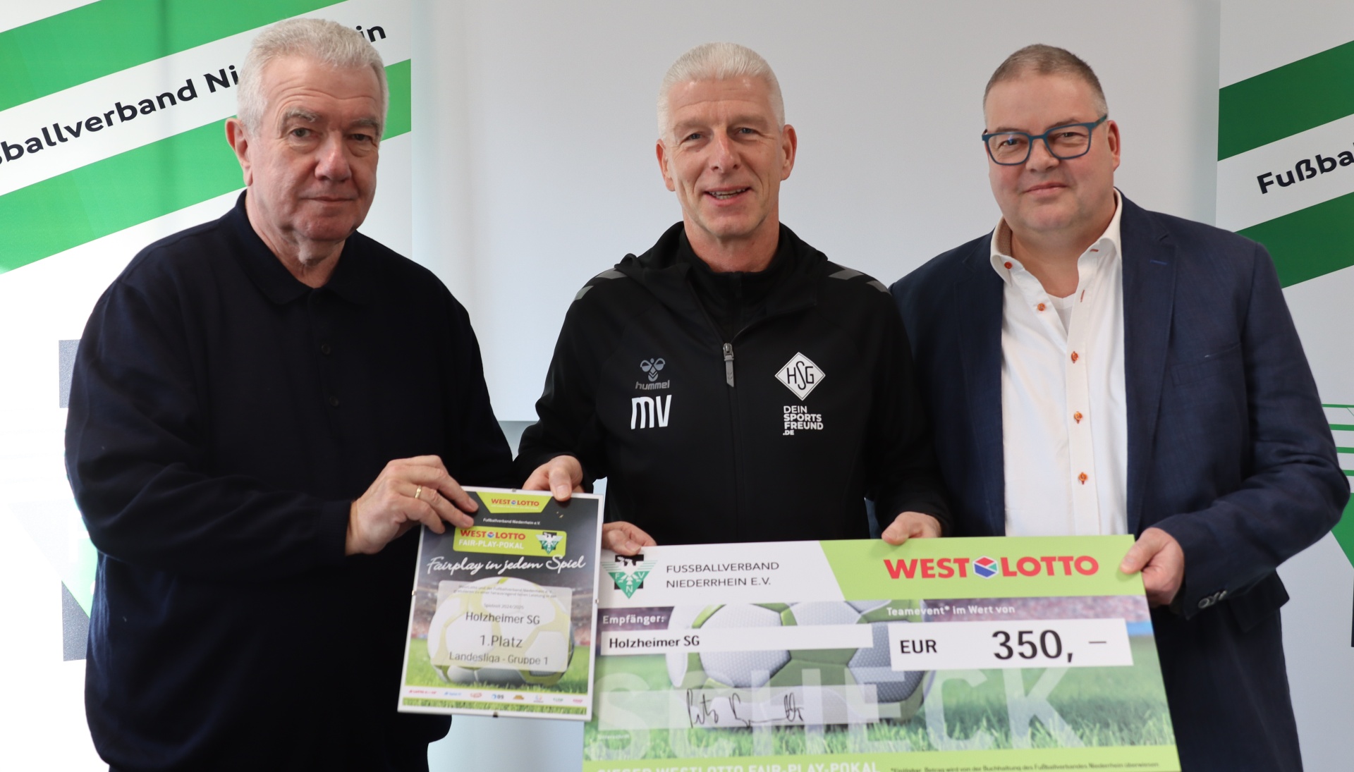 [{"clang_id":1,"value":"Drei Männer stehen lächelnd zusammen. Der Mittlere hält ein Dokument, der Rechte einen Scheck über 350 EUR. Im Hintergrund ein Banner mit Fussball-Logo."}]