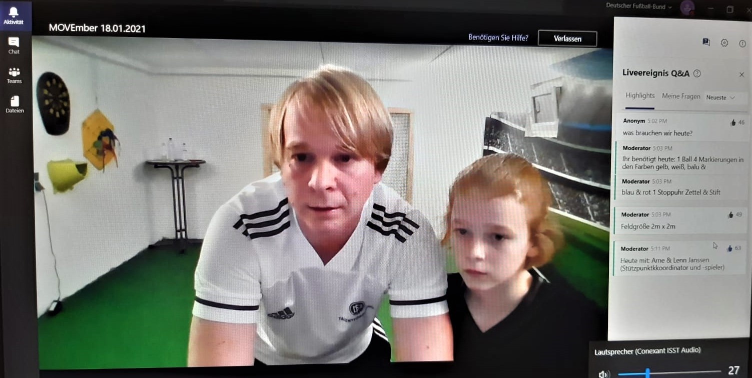 [{"clang_id":1,"value":"Videokonferenz mit Fußballspieler im Vordergrund, der einen dunklen Trainingsanzug trägt. Rechts Chatfenster mit Textnachrichten. Im Hintergrund eine Sporthalle."}]