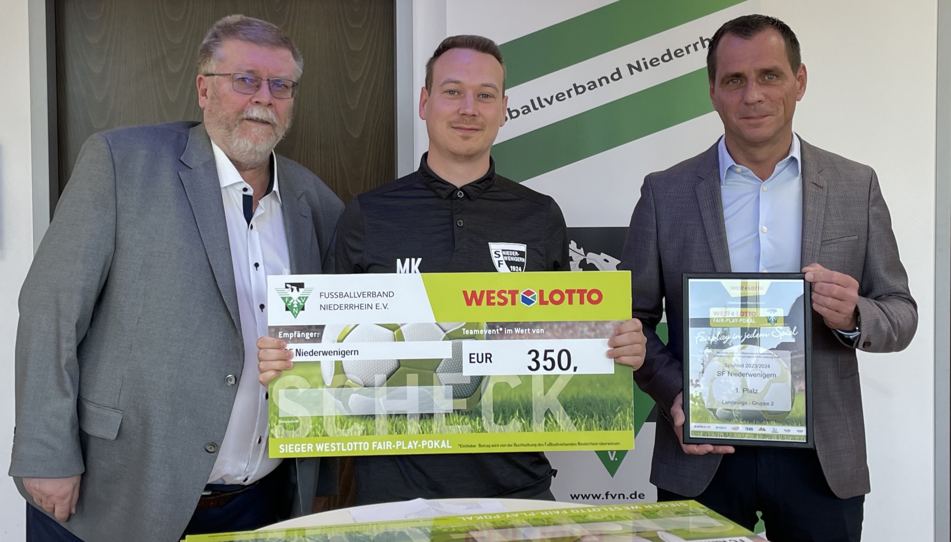 [{"clang_id":1,"value":"Drei Männer bei Preisübergabe. Mittlerer Mann hält Scheck über 350 EUR von WestLotto entgegen. Im Hintergrund Banner \"Fussballverband Niederrhein\"."}]