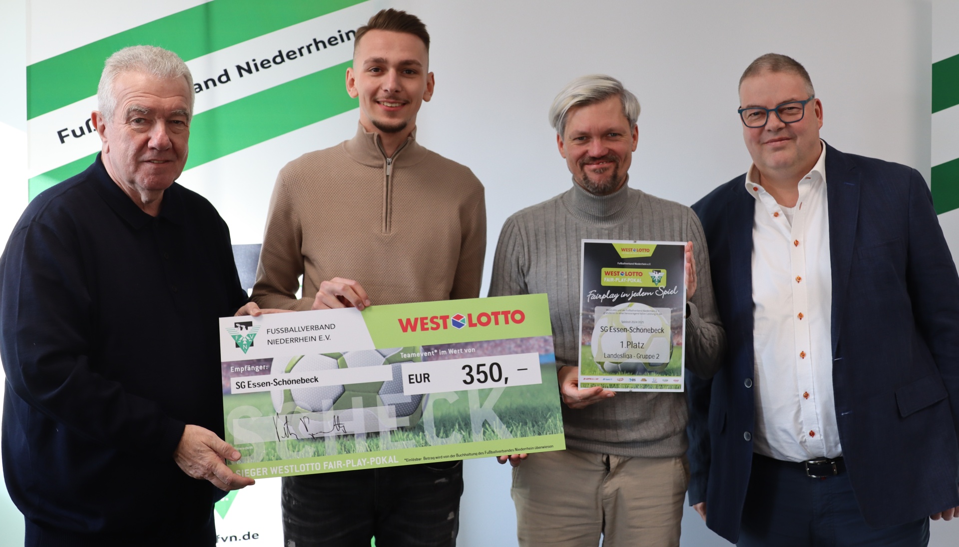 [{"clang_id":1,"value":"Vier Männer bei Preisübergabe. Ein Mann hält einen Scheck über 350 Euro mit Logo \"WestLotto\". Im Hintergrund ein Banner mit Fußballverein-Logo."}]