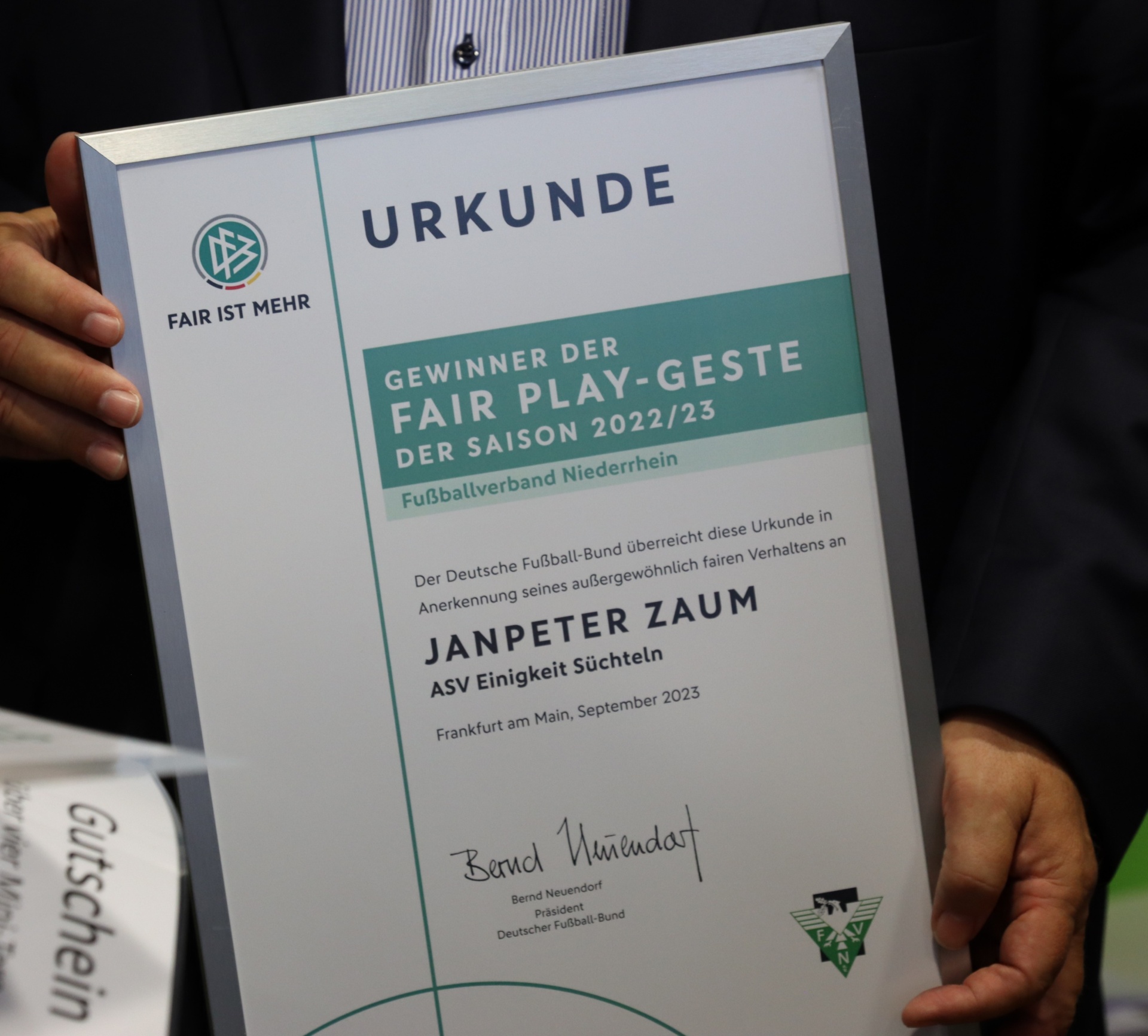 [{"clang_id":1,"value":"Urkunde für Janpeter Zaum vom ASV Einigkeit Süchtel als Gewinner der Fair Play-Geste Saison 2022/23 des Fußballverbands Niederrhein. Unterschrift Bernd Neuendorf, DFB-Präsident."}]
