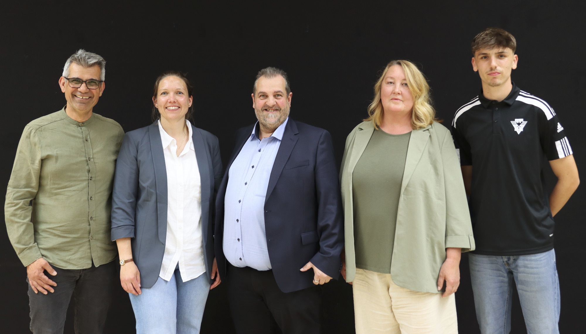 Der Verbandsjugendausschuss des FVN für die künftig vier Jahre dauernde Wahlperiode 2025 bis 2029 (v.l.): Gürkan Bora, Laura Hayen (Vorsitzende), Dirk Bimbach, Alexandra Schönmeier und Phil Wolff. Es fehlen: Roland Bürger und Thorsten Peters.
