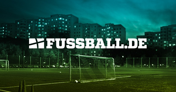 [{"clang_id":1,"value":"Fussballfeld bei Nacht mit Tor und Gebäuden im Hintergrund. Weißer Schriftzug \"FUSSBALL.DE\" über dem Feld."}]